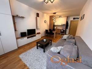 Nov, namešten stan sa parking mestom